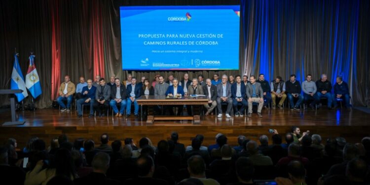 Llaryora firmó un proyecto de ley para modernizar la gestión de los caminos rurales y anunció un aporte extra de 12.500 millones
