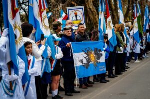 Colonia Caroya celebró el 9 de Julio con un multitudinario desfile cívico-militar encabezado por Llaryora