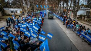 Colonia Caroya celebró el 9 de Julio con un multitudinario desfile cívico-militar encabezado por Llaryora
