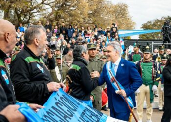 Colonia Caroya celebró el 9 de Julio con un multitudinario desfile cívico-militar encabezado por Llaryora