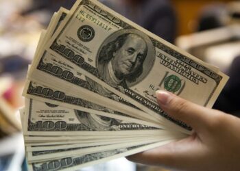 El dólar oficial llegó a los $1.325 en bancos y volvió a superar los $1.300 en el mercado informal