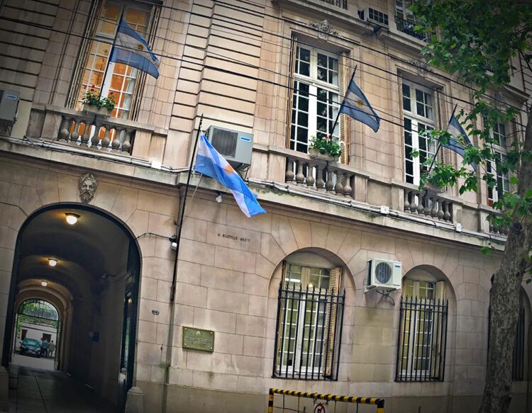 El Gobierno encara una purga en la Procuración del Tesoro por “filtraciones” sobre el litigio por YPF