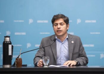Kicillof cuestionó a Milei por el fallo contra YPF y sugirió vínculos con fondos buitres
