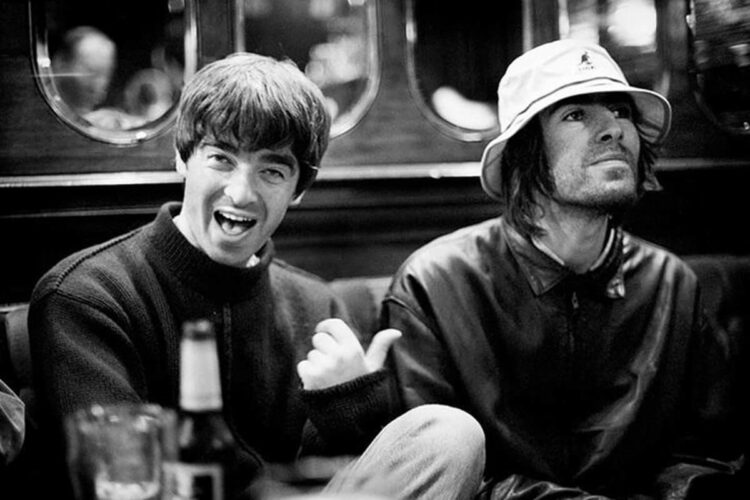 Liam y Noel Gallagher de Oasis tocaron en Wembley, Londres, el viernes 25 de julio.