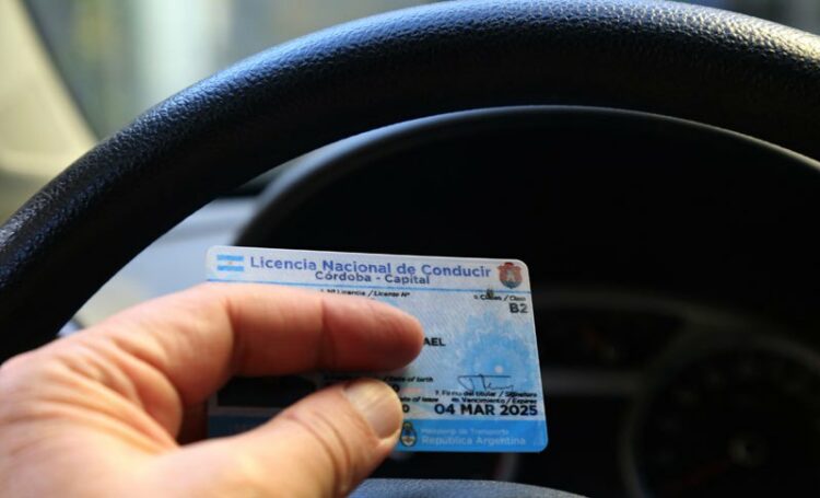 Prorrogan el vencimiento de licencias de conducir.