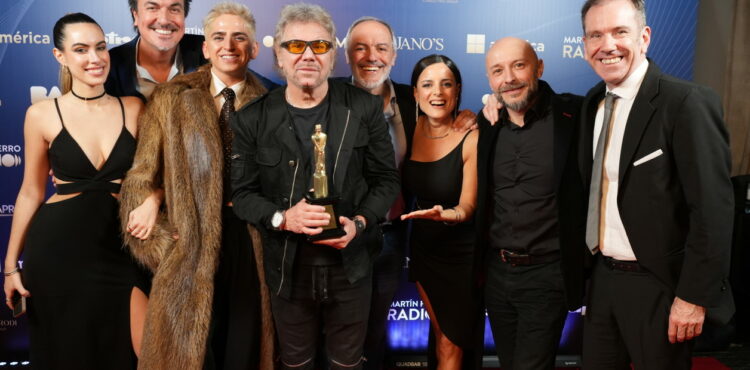 Beto Casella junto a su equipo tras recibir el Martín Fierro de Oro.