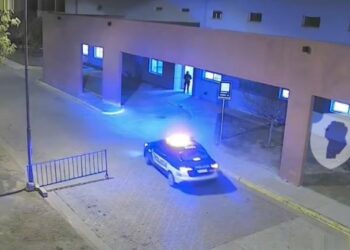 Una mujer dio a luz en un móvil policial mientras la trasladaban al hospital