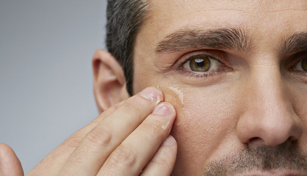 Construir una rutina de skincare se vuelve clave, ya que ayuda a equilibrar la oleosidad, mantener los poros limpios, y fortalecer la barrera natural de la piel.