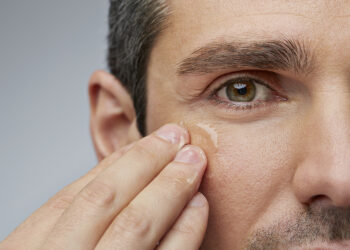 Construir una rutina de skincare se vuelve clave, ya que ayuda a equilibrar la oleosidad, mantener los poros limpios, y fortalecer la barrera natural de la piel.