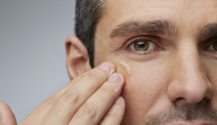 Construir una rutina de skincare se vuelve clave, ya que ayuda a equilibrar la oleosidad, mantener los poros limpios, y fortalecer la barrera natural de la piel.
