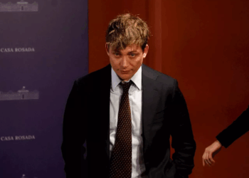 Se borra una cuenta atribuida a Santiago Caputo tras el cierre de listas y crecen las tensiones