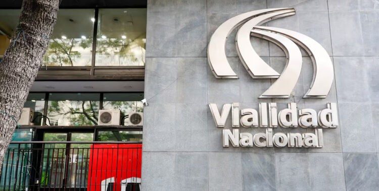 El sindicato de Viales rechazó el cierre de Vialidad y marchó hacia los ministerios de Economía y Desregulación