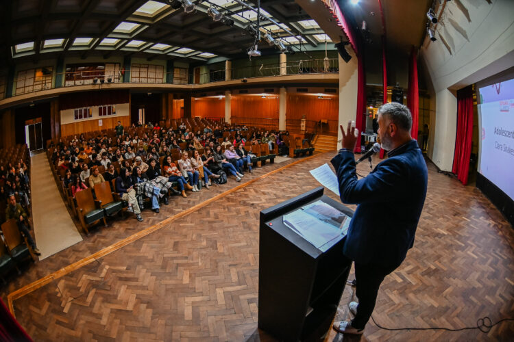 Estudiantes secundarios de Córdoba participan en la Semana de las Juventudes con actividades artísticas, formativas y de reflexión organizadas por la Defensoría del Pueblo para potenciar sus talentos y promover la inclusión.