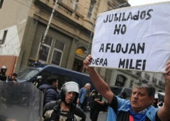 Jubilados marcharon frente al Congreso y realizaron una radio abierta en protesta