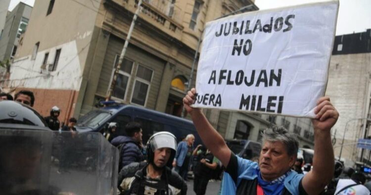 Jubilados realizaron una marcha con radio abierta frente al Congreso para reclamar un aumento de haberes y rechazar el veto presidencial a la ley de actualización previsional.
