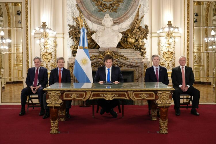 El presidente Javier Milei afirmó hoy que su gestión “asumió con un mandato económico claro”, en referencia a “terminar con la inflación”.