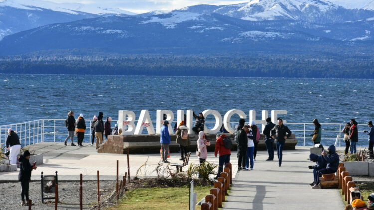 En junio se hospedaron 1,2 millones de viajeros en el país, con una caída interanual de 0,4%. CABA y la Patagonia concentraron la mayor cantidad de turistas, según el Indec.