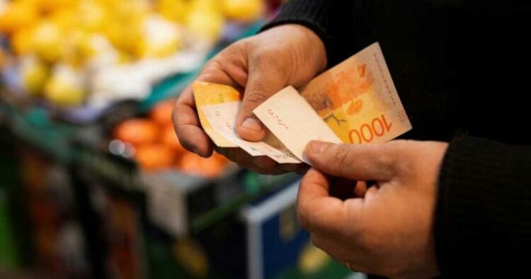 Una familia tipo necesitó en julio $1.149.353 para no ser pobre, según el INDEC, mientras que los salarios mostraron una mejora real al crecer por encima de la inflación del mes anterior.
