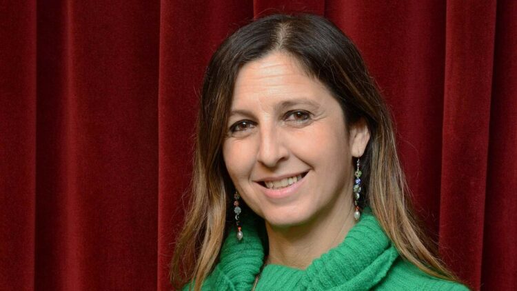 En esta novela coral, la autora explora las complejidades
de la vida, el dolor y el amor.