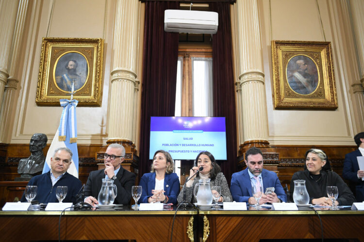 Senadores de distintos bloques firmaron el dictamen que declara la emergencia en pediatría, iniciativa que podría debatirse en el recinto la próxima semana.