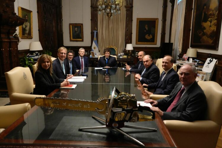 El presidente Javier Milei recibió en Casa Rosada a directivos de Glencore y Río Tinto, que confirmaron inversiones mineras en cobre y litio por más de US$ 15.000 millones bajo el régimen RIGI.