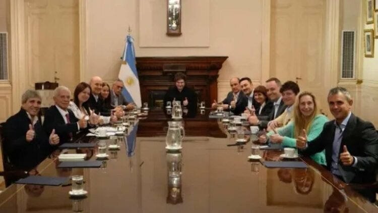El presidente Javier Milei encabezó en Casa Rosada una reunión con su Gabinete que incluyó la proyección y el debate de la película Homo Argentum, en la antesala de la presentación de las listas de La Libertad Avanza para las legislativas de octubre.