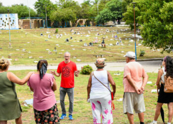 Los cementerios abren sus puertas con recorridos históricos  para toda la familia