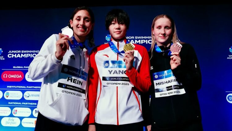 A la izquierda Agostina Hein, subcampeona en los 800 metros libres.