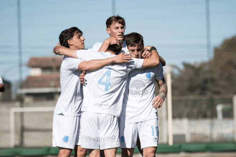 Belgrano triunfó en un intenso partido en Varela.