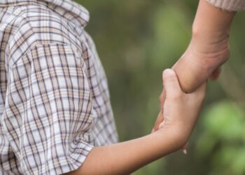 Autorizan la repatriación de una madre migrante junto a su hijo por violencia de género