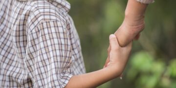 Autorizan la repatriación de una madre migrante junto a su hijo por violencia de género Autorizan la repatriación de una madre migrante junto a su hijo por violencia de género