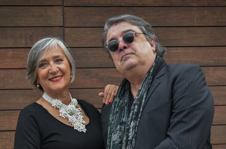 Ferdinando Molteni es periodista, escritor, dramaturgo y músico y Elena Buttiero es pianista egresada del Conservatorio de Torino.