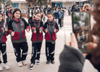 Buzos de egresados con telas recicladas: estudiantes cordobeses impulsan proyecto sustentable