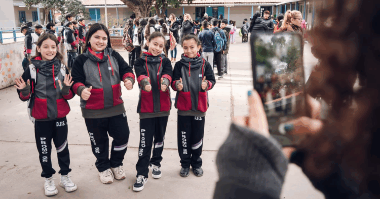 Estudiantes municipales de sexto grado recibieron sus buzos de egresados de la Economía Circular.