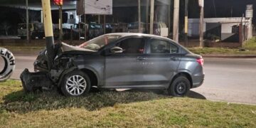 Chocaron contra un semáforo tras protagonizar una persecución policial