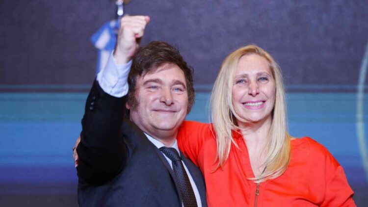Los hermanos Milei lograron teñir de violeta las boletas.