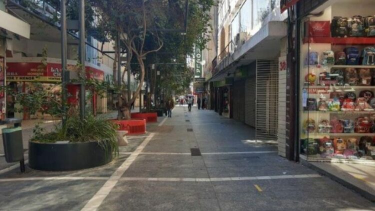 Las galerías comerciales del centro están prácticamente vacías y con escaso movimiento.