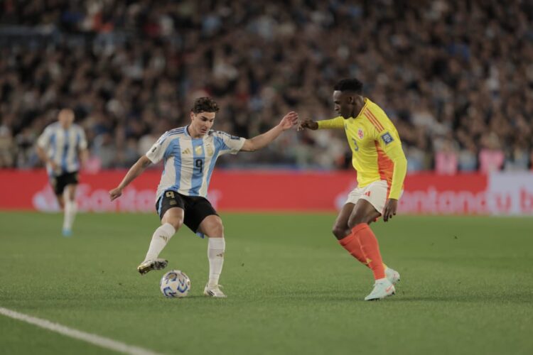 En su último compromiso como local, Argentina igualó 1-1 con Colombia.