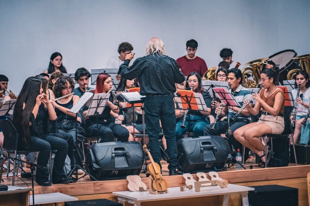 Música en el teatro comedia por el aniversario de la academia Nihoul
