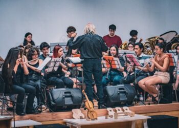 Música en el teatro comedia por el aniversario de la academia Nihoul