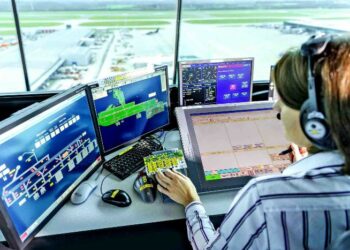 Controladores aéreos anuncian paros escalonados desde el viernes próximo