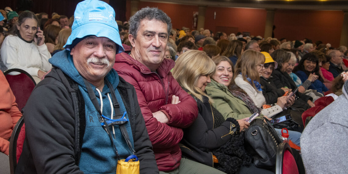 Córdoba Mística: Cuando las personas mayores redescubren la ciudad que leen en los diarios Participantes de Córdoba Mística en el Teatro Real.