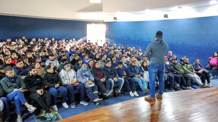 La capacitación es obligatoria para obtener licencias de conducir de motos y vehículos profesionales.