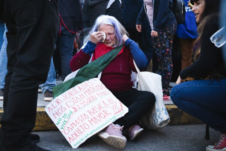 Corridas, gases lacrimógenos y un camión hidrante en la marcha de jubilados.