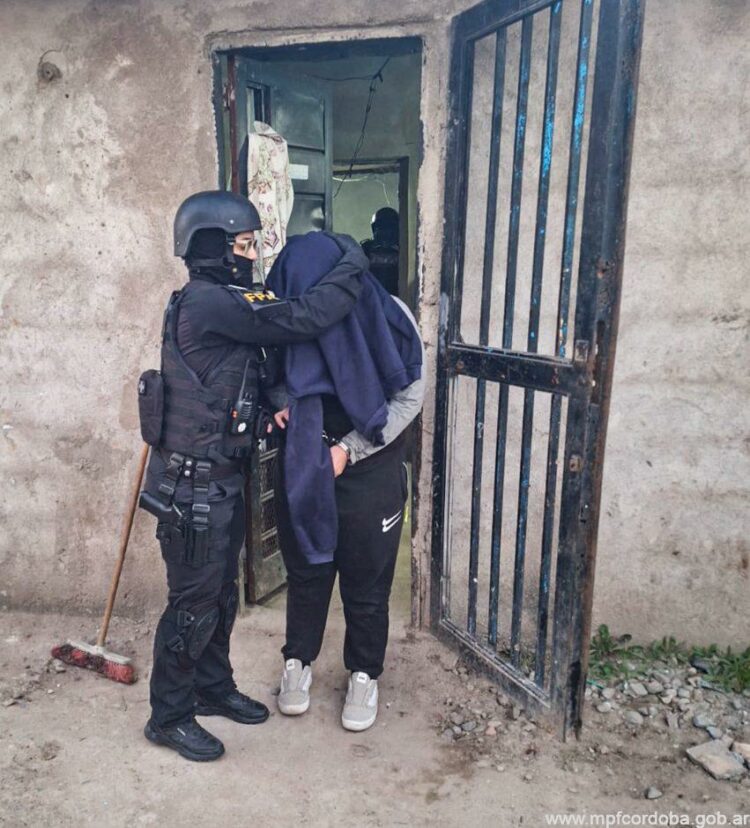 Se logró la aprehensión de una mujer y un hombre.