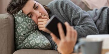 El hábito digital que deteriora la salud mental y física