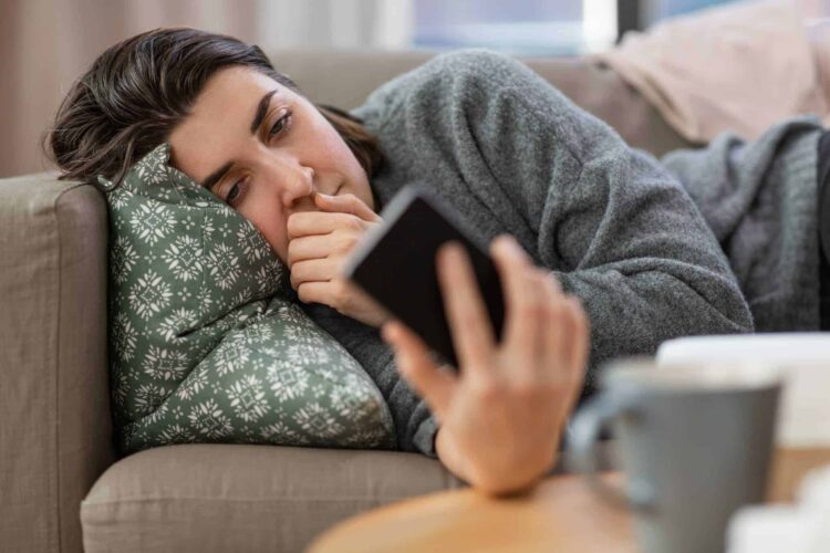 El “doomscrolling”, consumo compulsivo de noticias negativas en redes sociales, puede aumentar la ansiedad, la fatiga y la percepción de inseguridad, según un estudio australiano.