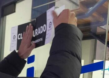 Un comercio fue clausurado por vertimiento de líquidos en la vía pública