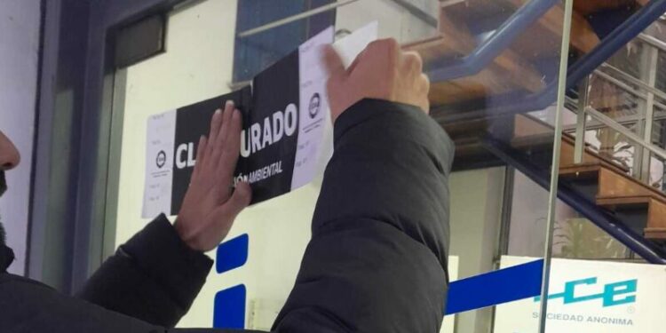 El arrojo de líquidos producto de la actividad comercial o industrial constituye una infracción de la normativa municipal vigente.