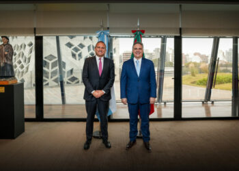 Llaryora recibió al embajador de Portugal en Argentina